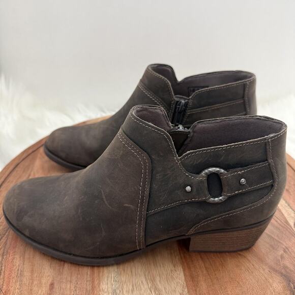 Clarks Boots Women's Size 9.5 Brown Ankle Booties Ring‎ Harness Side Zip Comfort - Picture 4 of 9